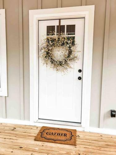 New Riverfront 3 Bedroom Cabin Near Jackson Lake