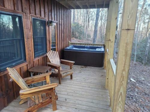 Hoot Owl Cottage - Hot Tub!