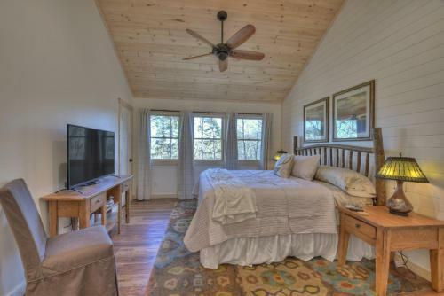 Hoot Owl Cottage - Hot Tub!