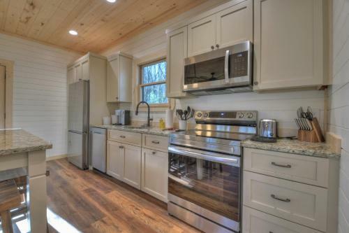 Hoot Owl Cottage - Hot Tub!