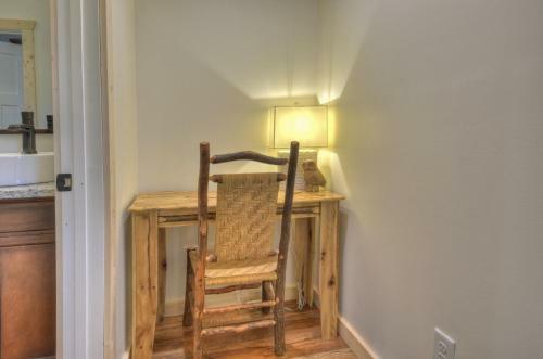 Hoot Owl Cottage - Hot Tub!
