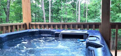 Hoot Owl Cottage - Hot Tub!