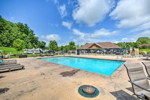Lakeside Tiny Home Retreat With Pool And Hot Tub