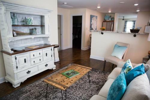 Forsyth Park 2 Miles Away Contemporary Retreat!