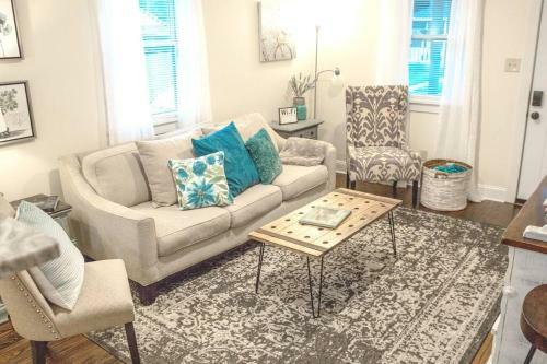 Forsyth Park 2 Miles Away Contemporary Retreat!