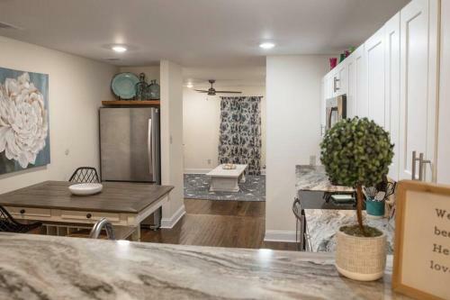 Forsyth Park 2 Miles Away Contemporary Retreat!