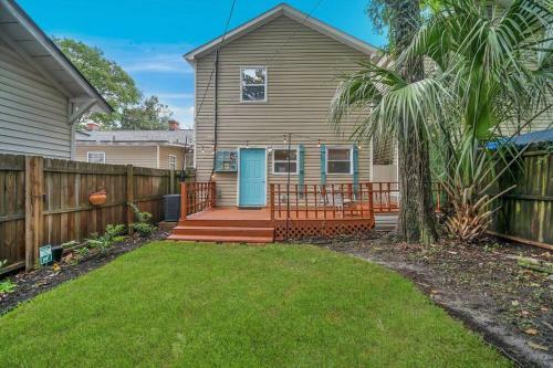 New Cheerful Renovated Home - 5 Min To Downtown!