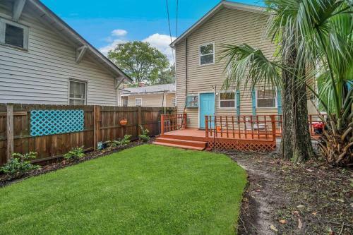 New Cheerful Renovated Home - 5 Min To Downtown!