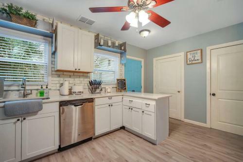 New Cheerful Renovated Home - 5 Min To Downtown!