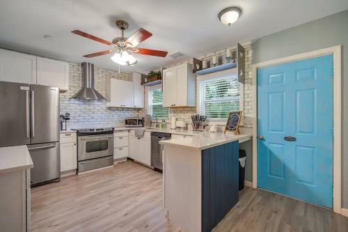 New Cheerful Renovated Home - 5 Min To Downtown!