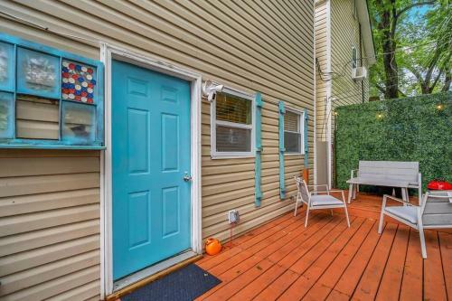 New Cheerful Renovated Home - 5 Min To Downtown!