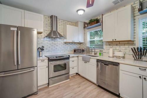 New Cheerful Renovated Home - 5 Min To Downtown!