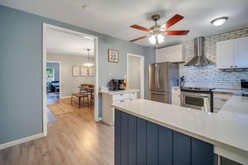 New Cheerful Renovated Home - 5 Min To Downtown!