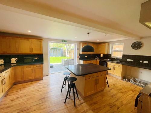 Stunning 8-bed House With Sea & Beach Views