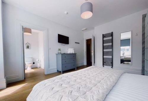 Stunning 8-bed House With Sea & Beach Views