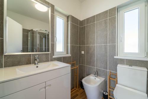 Arrifana Lake House // Premium Views