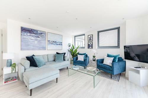 Stunning Quay-side Apartment With Marina Views