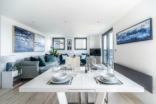 Stunning Quay-side Apartment With Marina Views