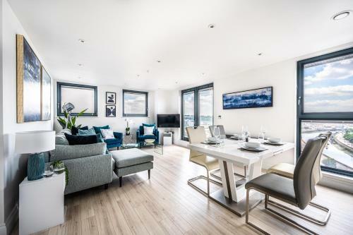 Stunning Quay-side Apartment With Marina Views