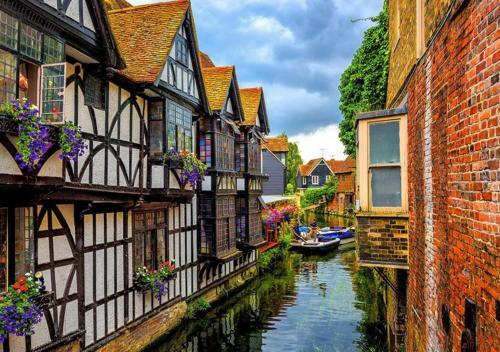 Canterbury Holiday Apartment Sleeps 6