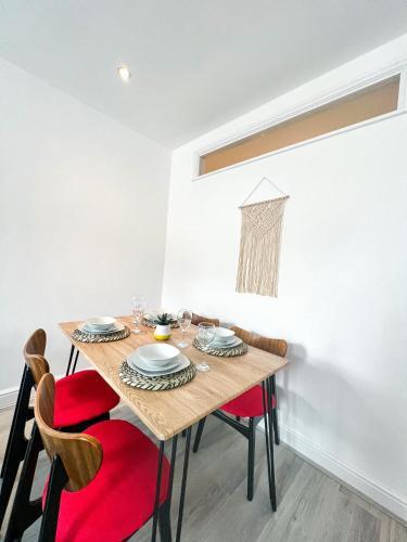 Host Liverpool - Stylish Living Space Apartments
