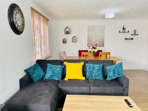 Beautiful 3 Bedroom House With Garden + Parking