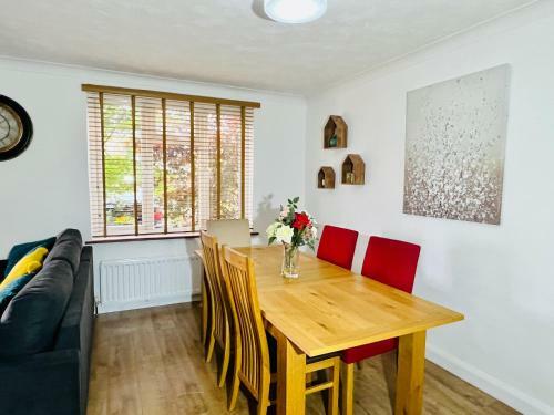 Beautiful 3 Bedroom House With Garden + Parking