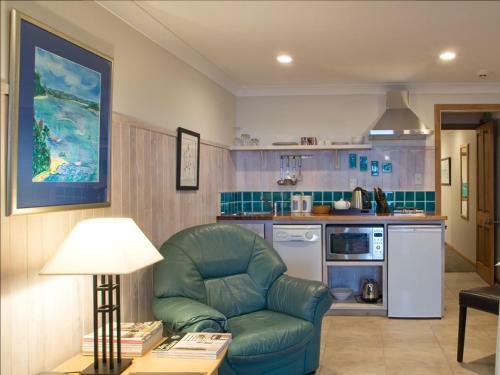 Lodge Cliff Edge By The Sea