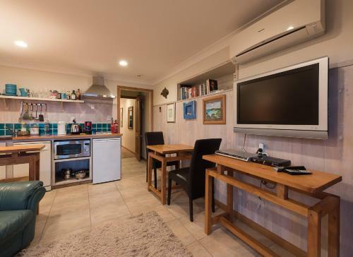 Lodge Cliff Edge By The Sea