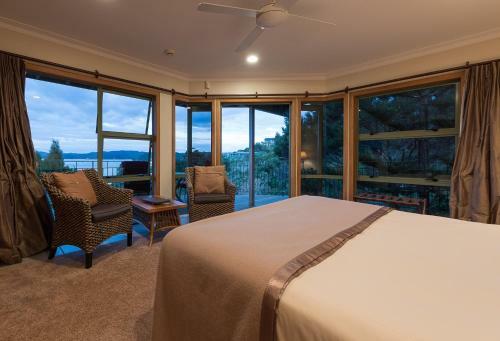 Lodge Cliff Edge By The Sea
