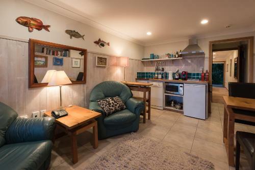 Lodge Cliff Edge By The Sea