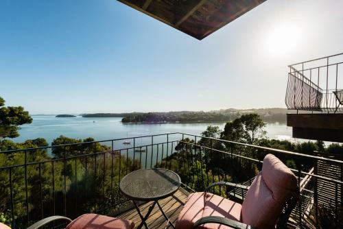 Lodge Cliff Edge By The Sea