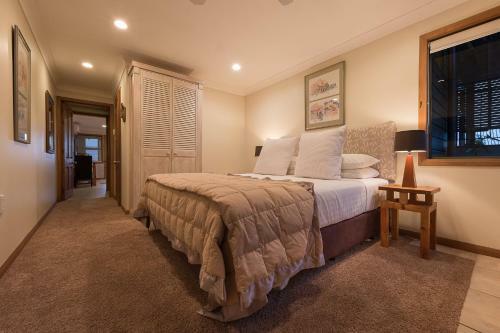 Lodge Cliff Edge By The Sea