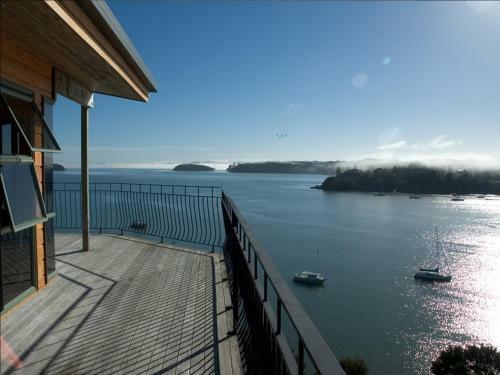 Lodge Cliff Edge By The Sea