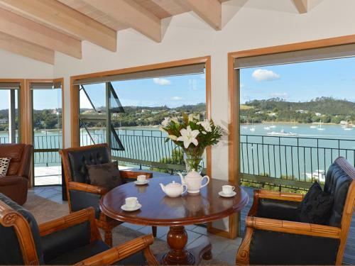 Lodge Cliff Edge By The Sea