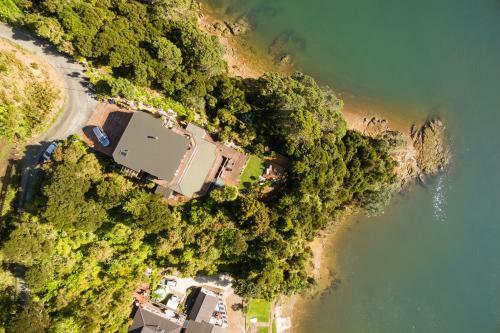 Lodge Cliff Edge By The Sea