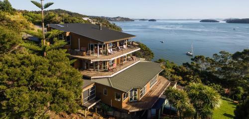 Lodge Cliff Edge By The Sea