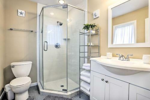 Ideally Located Glen Cove Home With Pool And Yard