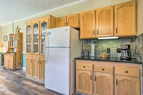 Charming Roscoe Retreat With Grill And Fire Pit!