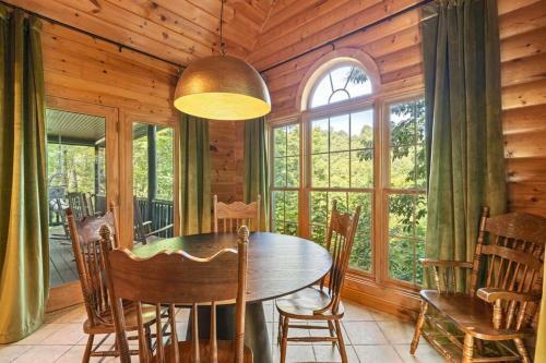 Magnolia Pine With Hot Tub And Mountain Views