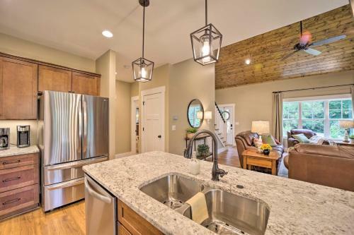 Scenic Sapphire Hideaway With 40-foot Porch!