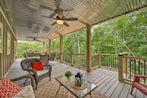Scenic Sapphire Hideaway With 40-foot Porch!