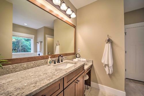 Scenic Sapphire Hideaway With 40-foot Porch!