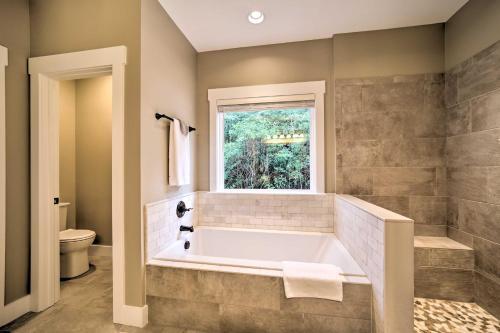 Scenic Sapphire Hideaway With 40-foot Porch!