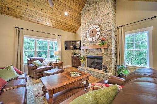 Scenic Sapphire Hideaway With 40-foot Porch!