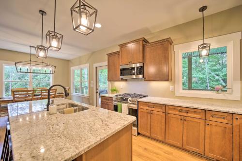 Scenic Sapphire Hideaway With 40-foot Porch!