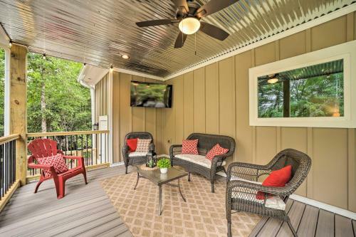 Scenic Sapphire Hideaway With 40-foot Porch!