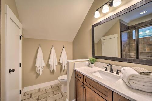 Scenic Sapphire Hideaway With 40-foot Porch!