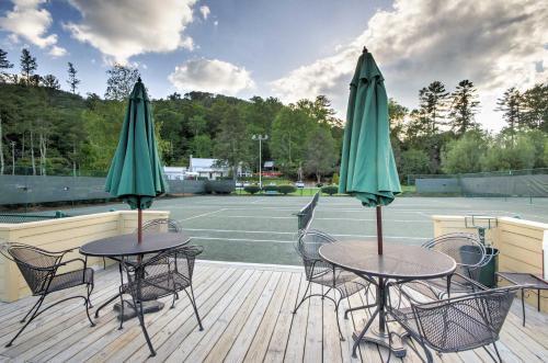 Scenic Sapphire Hideaway With 40-foot Porch!