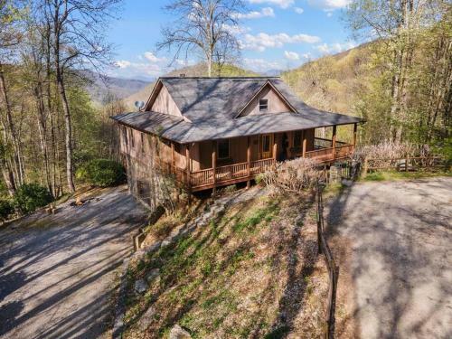 Mountain Retreat With Hottub And Views
